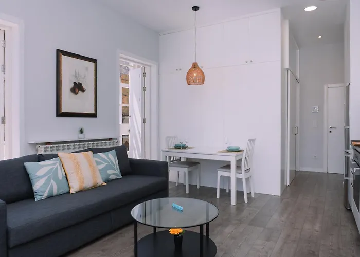 Daire Brillo Desde La Ventana En By Vigo